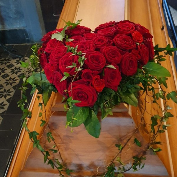 Sargschmuck mit roten Rosen Bild 1