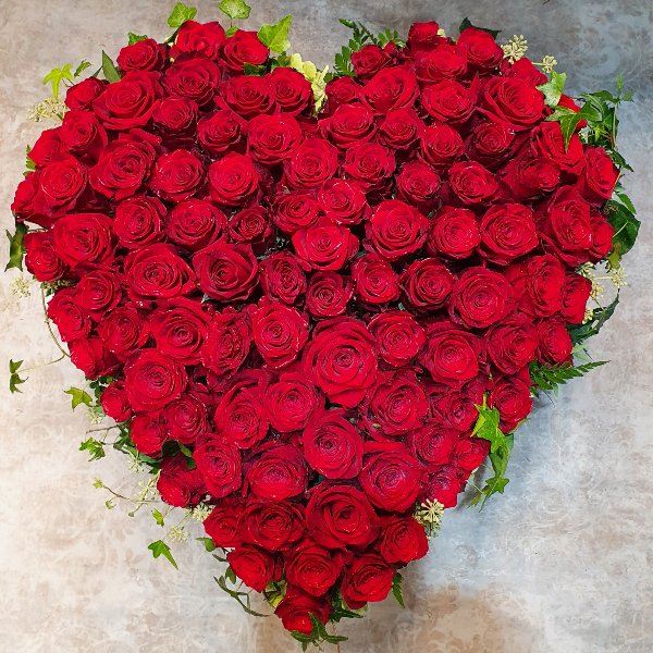 Herz mit roten Rosen Bild 1